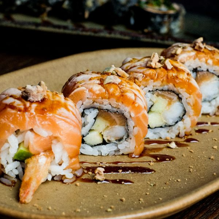 Apple. Rolo de salmão, camarão em tempura, maçã, açúcar demerara e molho teriyaki. 8 EUR. Japanese, Sushi, Asian