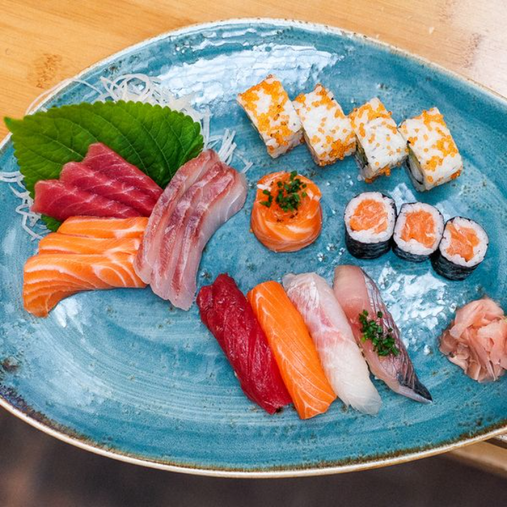 Sushi to Sashimi. 21 peças de peixes variados em sashimi, nigiri, gunkan e maki. 29.5 EUR. Japanese, Sushi, Asian