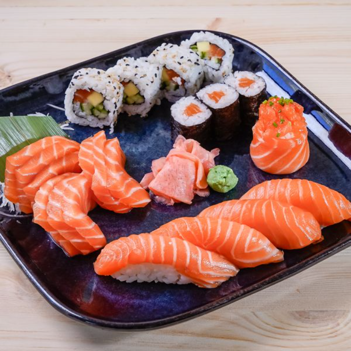 Salmon Party. 21 peças de salmão em sashimi, nigiri, gunkan e maki. 24 EUR. Japanese, Sushi, Asian