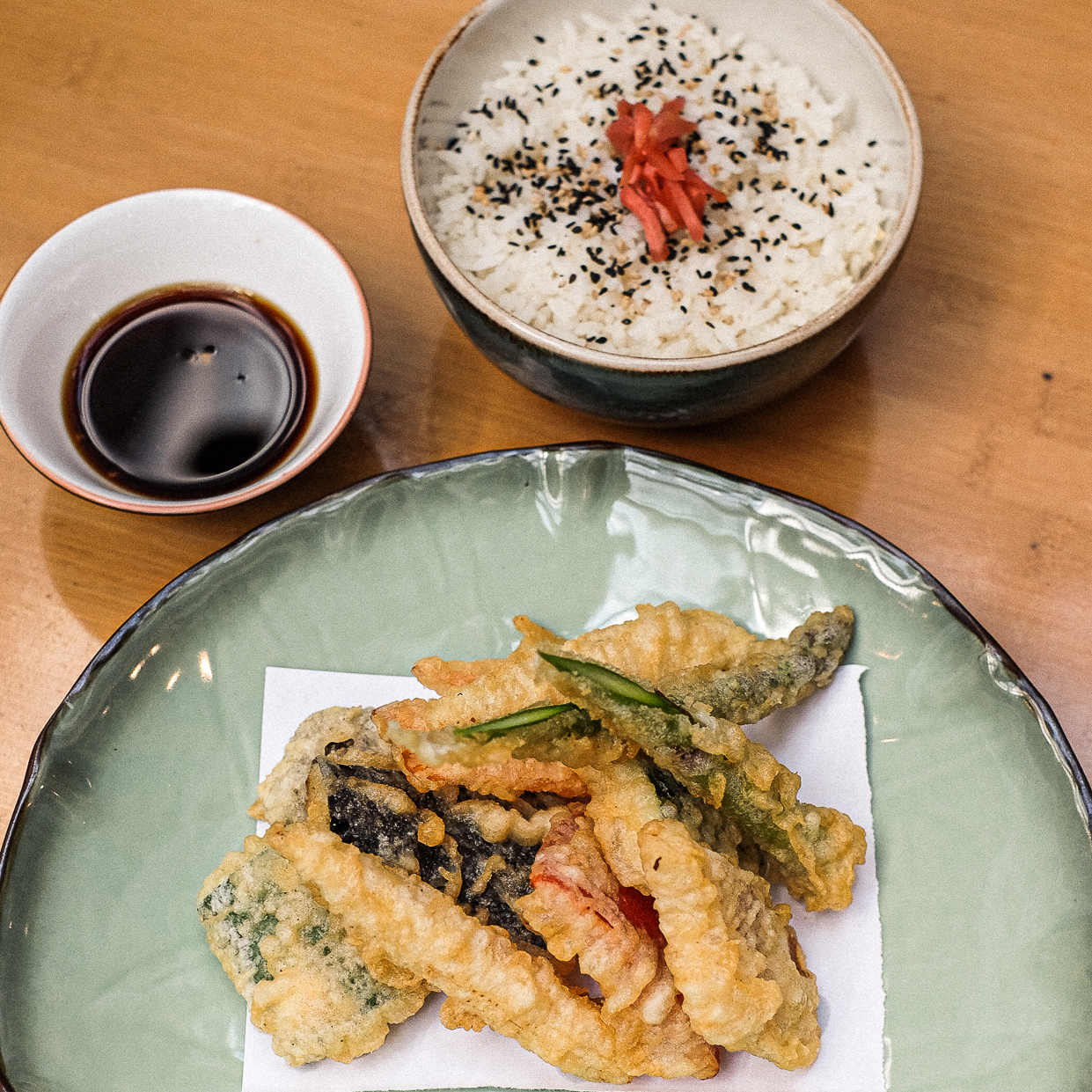 Moriawase. Tempura de legumes, camarão e peixe branco com arroz gohan e misu shiru. 15.5 EUR. Japanese, Sushi, Asian