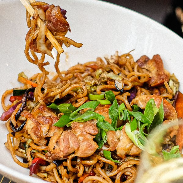 Tori Yakisoba. Massa de trigo salteada com frango, legumes do dia e miso shiru. 12 EUR. Japanese, Sushi, Asian