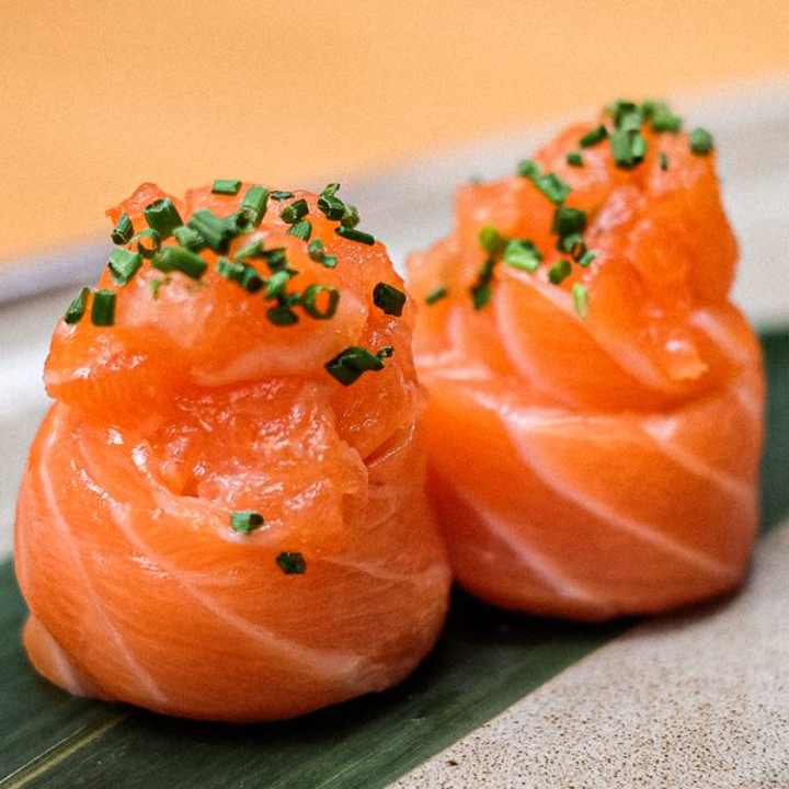 Gunkan salmão. Salmão picado e cebolinho. 7.5 EUR. Japanese, Sushi, Asian