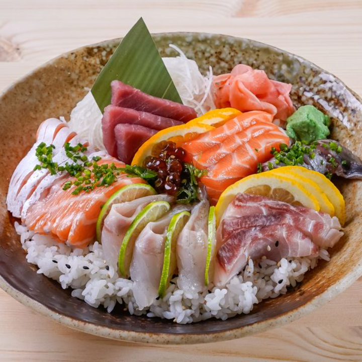 Chirashi. 15 peças de peixe variado sobre arroz de sushi. 29 EUR. Japanese, Sushi, Asian