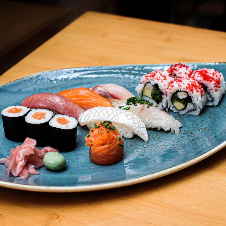 Sushi Moriawase. 13 peças de peixe variado em nigiri, gunkan e maki. 20.5 EUR. Japanese, Sushi, Asian