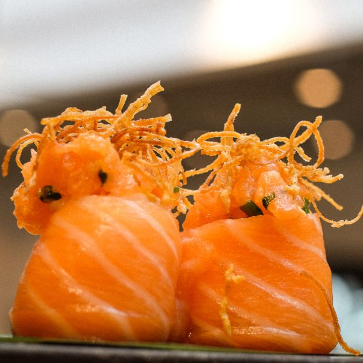 Gunkan tártaro de salmão. Salmão, massago, maionese japonesa, cebolinho e batata doce crocante. 8 EUR. Japanese, Sushi, Asian