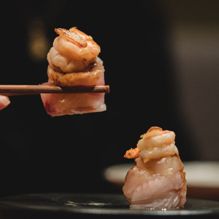 Gunkan Ajillo. Robalo, vieira braseada, camarão “Ajillo” e chips de alho. 9 EUR. Japanese, Sushi, Asian