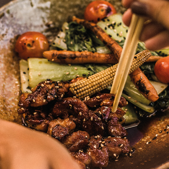 Tori Teriyaki. Frango grelhado com pack choy salteada, mini legumes, teriyaki, arroz gohan e miso shiru. 13.5 EUR. Japanese, Sushi, Asian